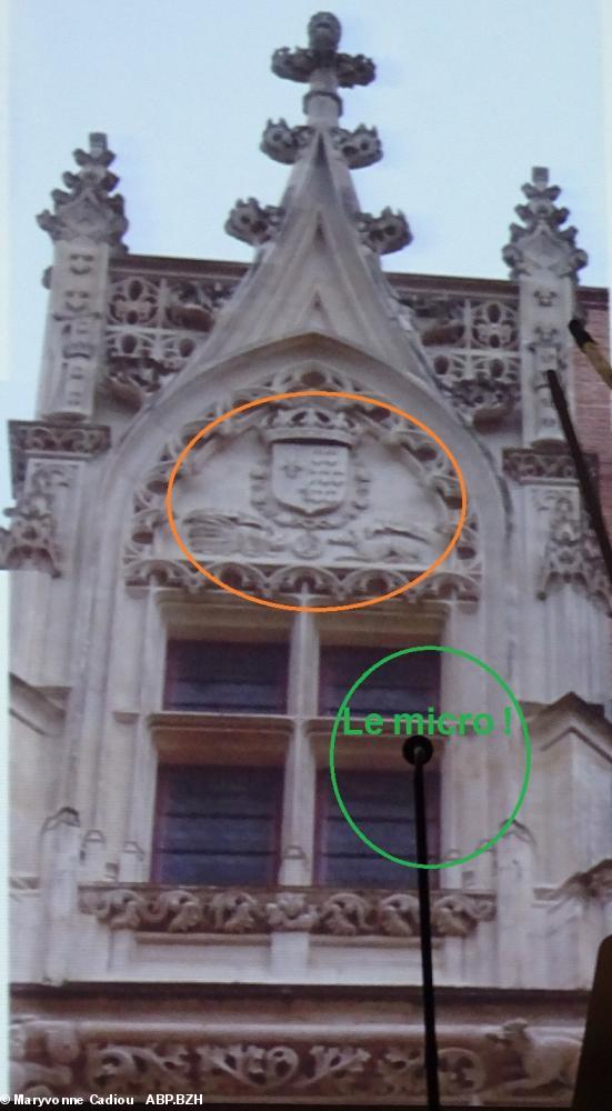 27- Nantes. Blason, porc-épic et hermine au naturel sur cette lucarne du château. 27- Nantes. Blason, porc-épic et hermine au naturel sur cette lucarne du château.