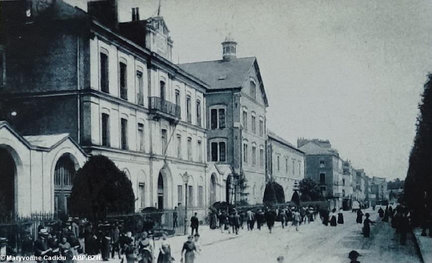 3- Zoom. Les façades de la Manufacture des tabacs n'ont pas changé depuis la fin du XIXe siècle. 3- Zoom. Les façades de la Manufacture des tabacs n'ont pas changé depuis la fin du XIXe siècle.
