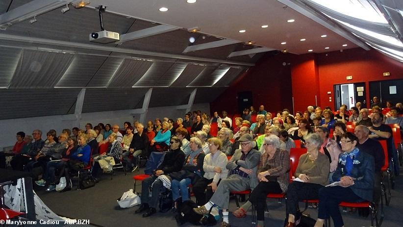 29- Un tour dans la salle de conférence. 29- Un tour dans la salle de conférence.