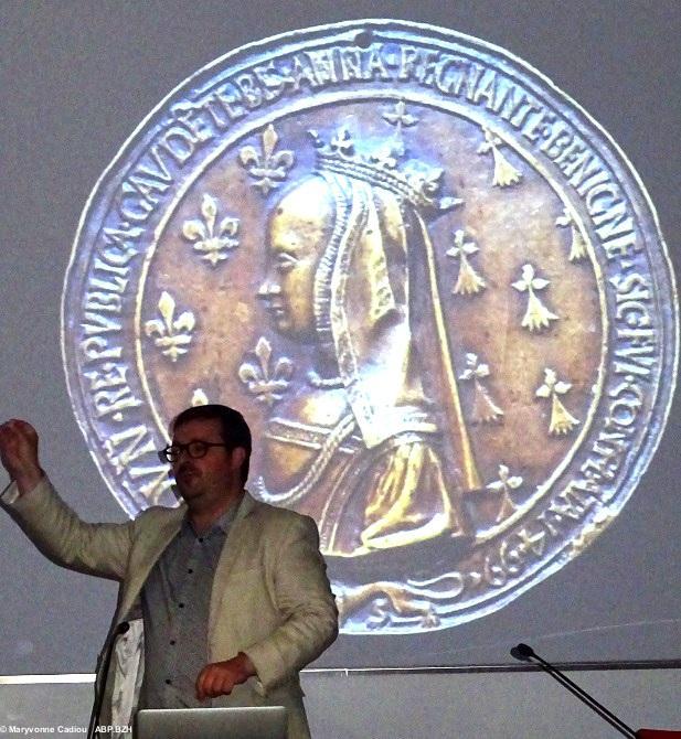 31- Il présente la médaille offerte à Lyon à Anne de Bretagne et Louis XII (1499). Face Anne, champ mi partie de Bretagne (derrière elle), mi partie de France (devant elle). 31- Il présente la médaille offerte à Lyon à Anne de Bretagne et Louis XII (1499). Face Anne, champ mi partie de Bretagne (derrière elle), mi partie de France (devant elle).