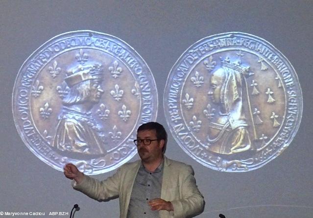 32- Les deux faces de la médaille de Lyon (1499). Face Louis, il est sur un champ de fleurs de lys. 32- Les deux faces de la médaille de Lyon (1499). Face Louis, il est sur un champ de fleurs de lys.