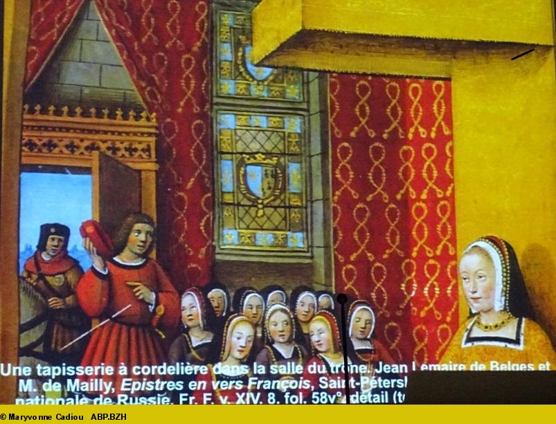 33- Salle du trône. Une tenture à cordelière permet d'identifier Anne. Voir le texte. 33- Salle du trône. Une tenture à cordelière permet d'identifier Anne. Voir le texte.