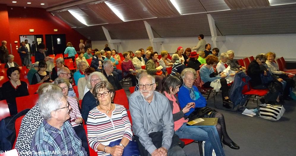 4- Le public arrive dans la grande salle de la Manufacture. 4- Le public arrive dans la grande salle de la Manufacture.