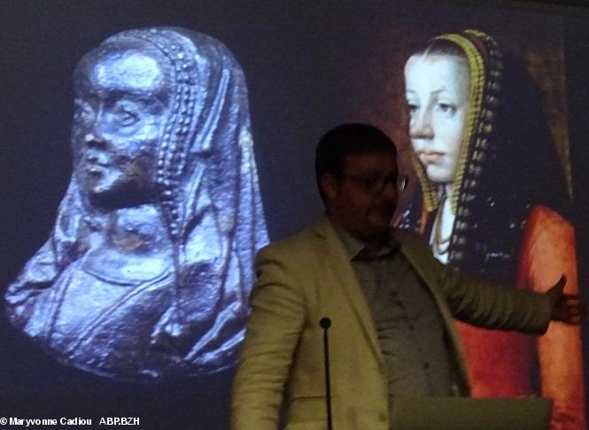 41- Anne, son portrait vers 1492 attribué à Jean Bourdichon, dans BnF ms lat. 1190, f°9 et une mini-médaille à son effigie trouvée dans le Rhône à Lyon. 41- Anne, son portrait vers 1492 attribué à Jean Bourdichon, dans BnF ms lat. 1190, f°9 et une mini-médaille à son effigie trouvée dans le Rhône à Lyon.