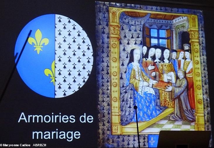 6- Les armoiries du mariage de 1491 : le partage. À dr. Anne reçoit un livre. Il y a ses armoiries de jeune fille. 6- Les armoiries du mariage de 1491 : le partage. À dr. Anne reçoit un livre. Il y a ses armoiries de jeune fille.