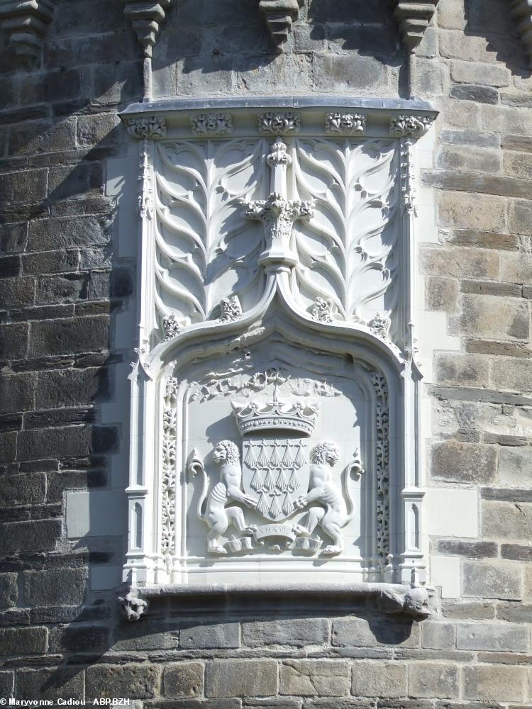 9- À Nantes les lions 'Soutenant' : entrée du château des ducs de Bretagne, tour de gauche. 9- À Nantes les lions 'Soutenant' : entrée du château des ducs de Bretagne, tour de gauche.