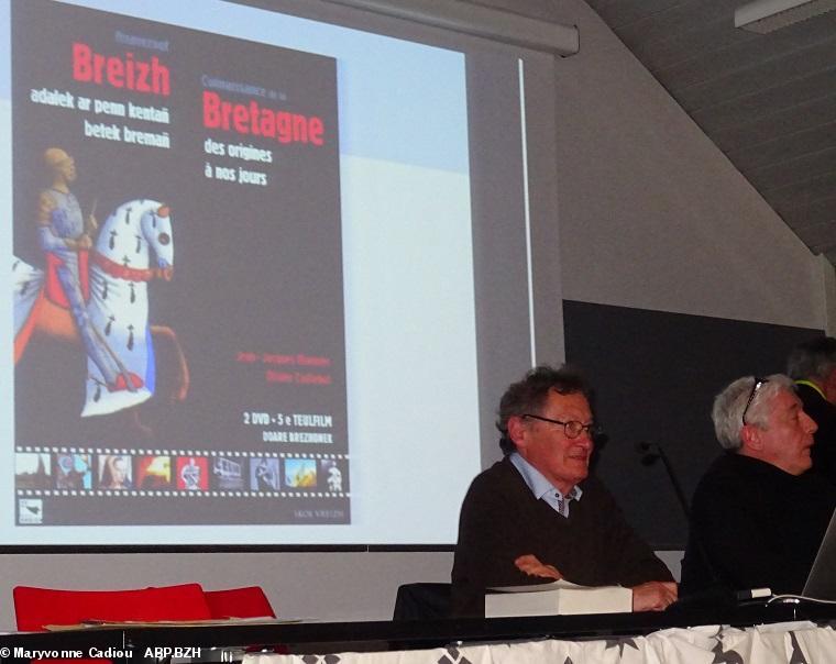 1 Jean-Jacques Monnier et Olivier Caillebot devant leur double DVD bilingue.