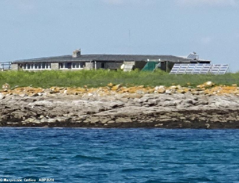 13- Remarquer la batterie de panneaux solaires à droite du bâtiment. 13- Remarquer la batterie de panneaux solaires à droite du bâtiment.