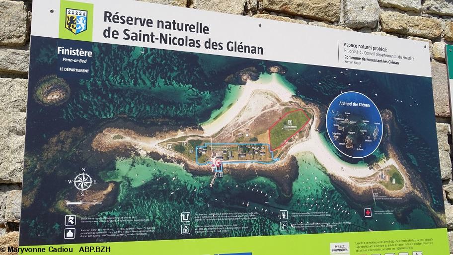 18- Les panneaux documentaires fixés sur le mur. 18- Les panneaux documentaires fixés sur le mur.