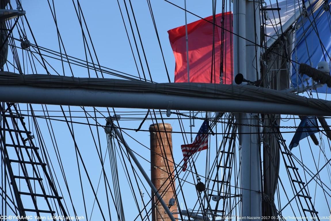 Sant Nazer / Saint-Nazaire 2017. Départ du Queen-Mary. La mature du Belem, à l'entrée du bassin de Penhoët (Sant-Nazer) Sant Nazer / Saint-Nazaire 2017. Départ du Queen-Mary. La mature du Belem, à l'entrée du bassin de Penhoët (Sant-Nazer)