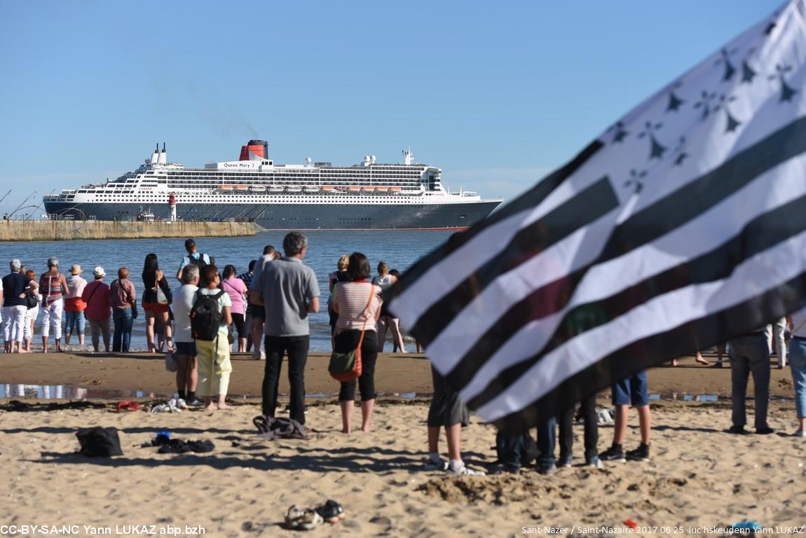 Sant Nazer / Saint-Nazaire 2017. Départ du Queen-Mary. Le Gwenn-ha-Du aussi était là. Sant Nazer / Saint-Nazaire 2017. Départ du Queen-Mary. Le Gwenn-ha-Du aussi était là.