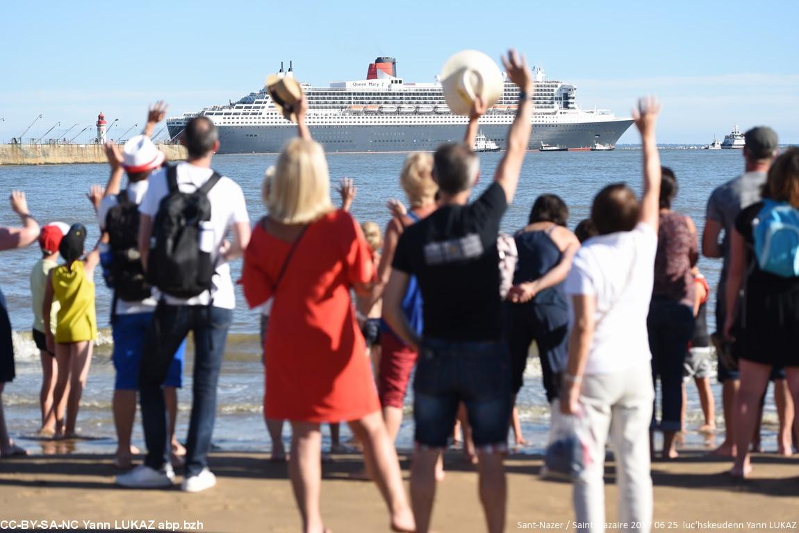 Sant Nazer / Saint-Nazaire 2017. Départ du Queen-Mary. Enthousiasme des spectateurs au départ du plus beau liner du monde (et/ou au passage d'un hélicoptère, hors champ) :-) Sant Nazer / Saint-Nazaire 2017. Départ du Queen-Mary. Enthousiasme des spectateurs au départ du plus beau liner du monde (et/ou au passage d'un hélicoptère, hors champ) :-)