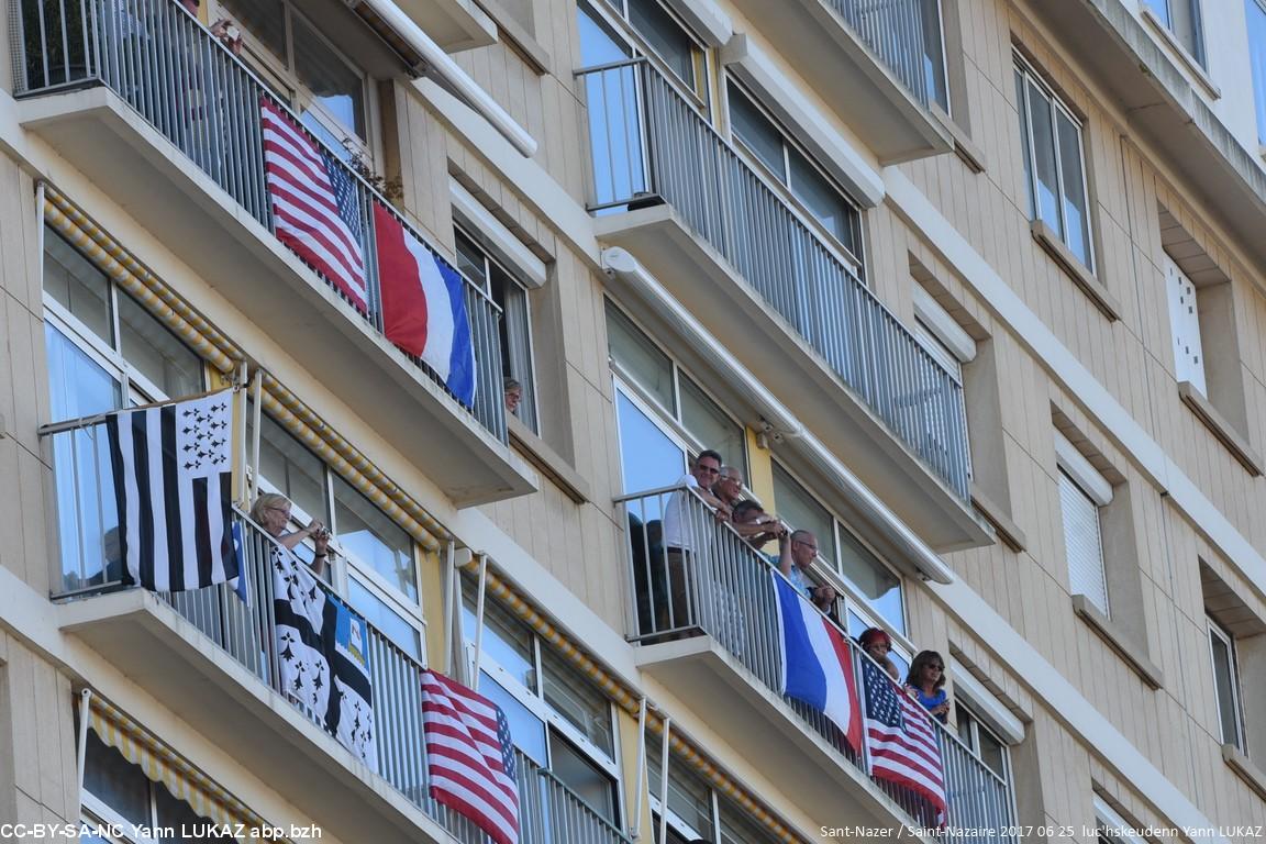 Sant Nazer / Saint-Nazaire 2017. Départ du Queen-Mary. Façade d'immeuble sur le port, aux couleurs d'Europe et d'Amérique. Sant Nazer / Saint-Nazaire 2017. Départ du Queen-Mary. Façade d'immeuble sur le port, aux couleurs d'Europe et d'Amérique.