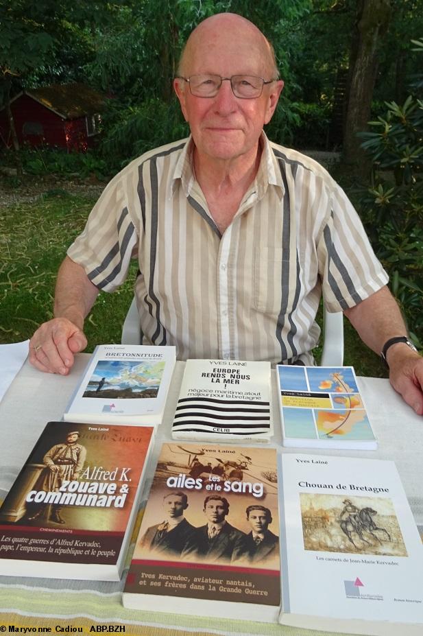 16 Yves Lainé devant ses livres. 16 Yves Lainé devant ses livres.