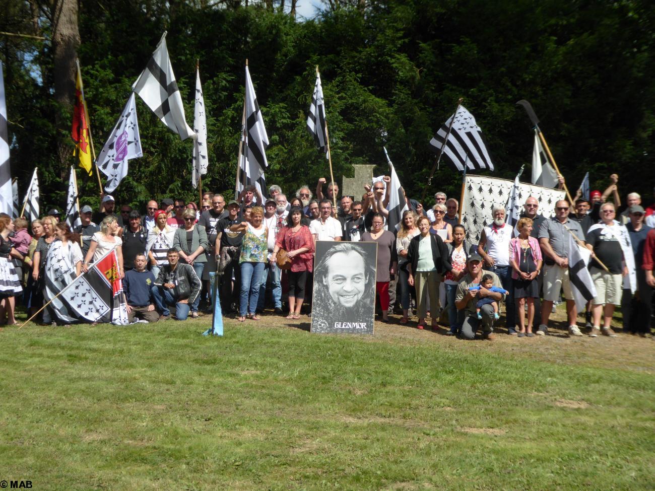 Les participants à la fin de la commémoration 2016
