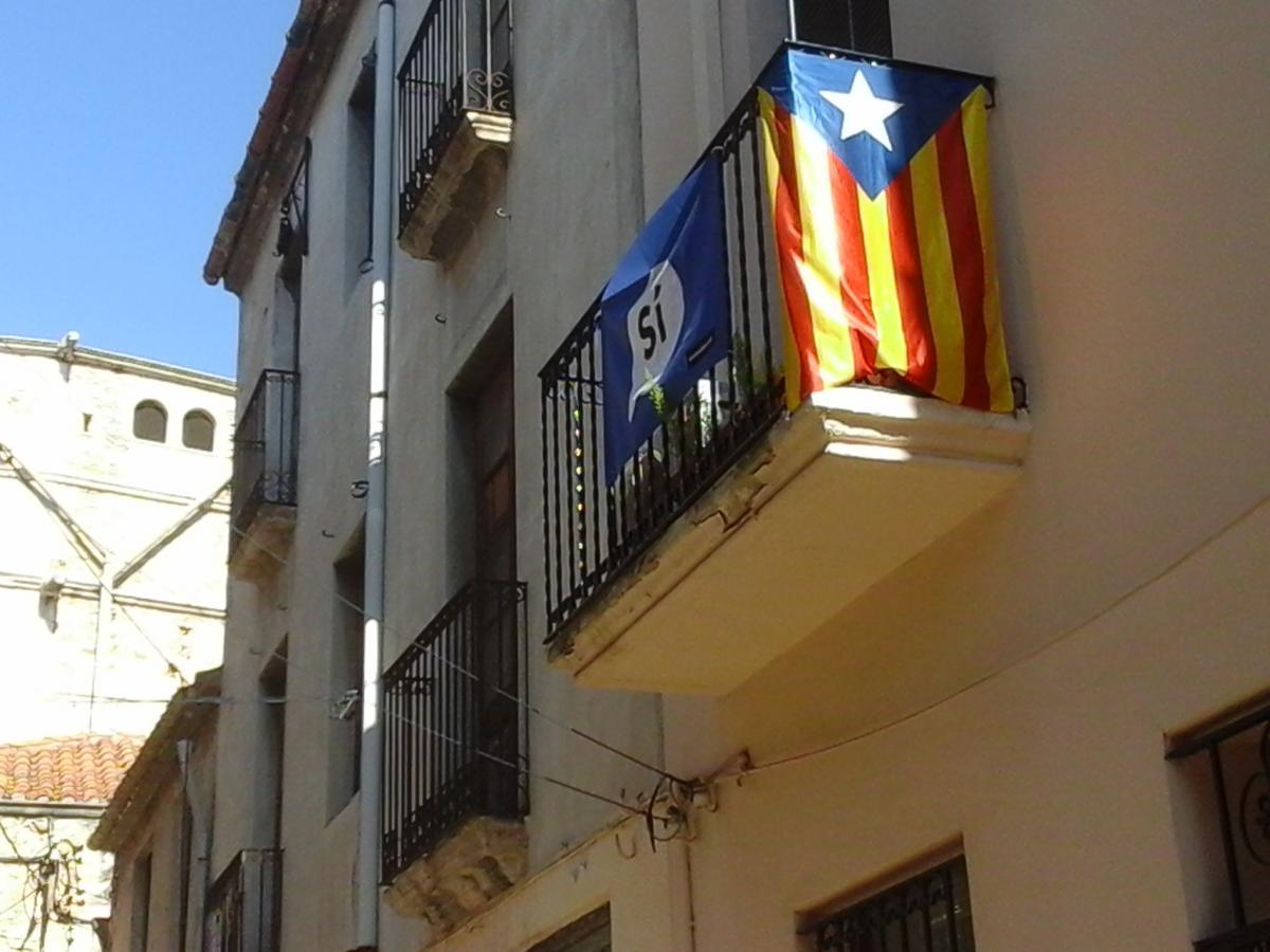 Estelada (drapeau de la République catalane) et "Si" en référence au référendum du 1er octobre. L'indépendantisme s'affiche aux balcons sans complexes.