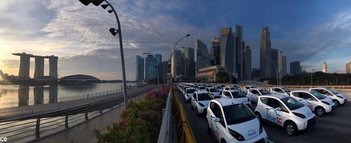 La parade des nouvelles bluecars sur le pont à Singapour (photo BlueSG)