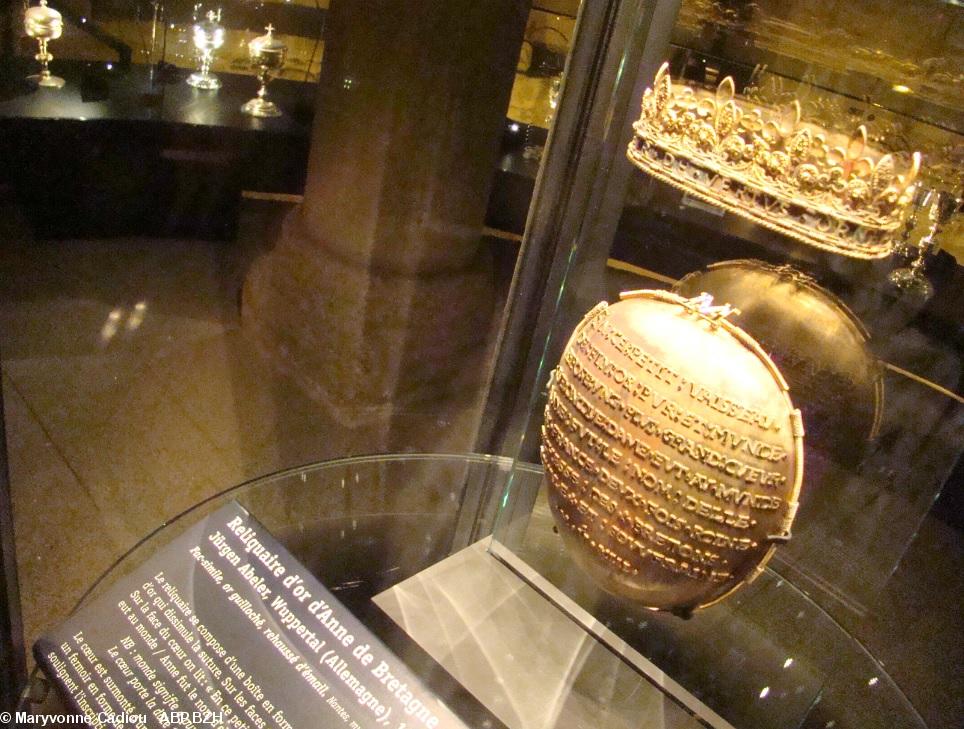 Le fac-simile du reliquaire du coeur d'Anne de Bretagne dans la crypte de la cathédrale de Nantes le 15 avril 2013.