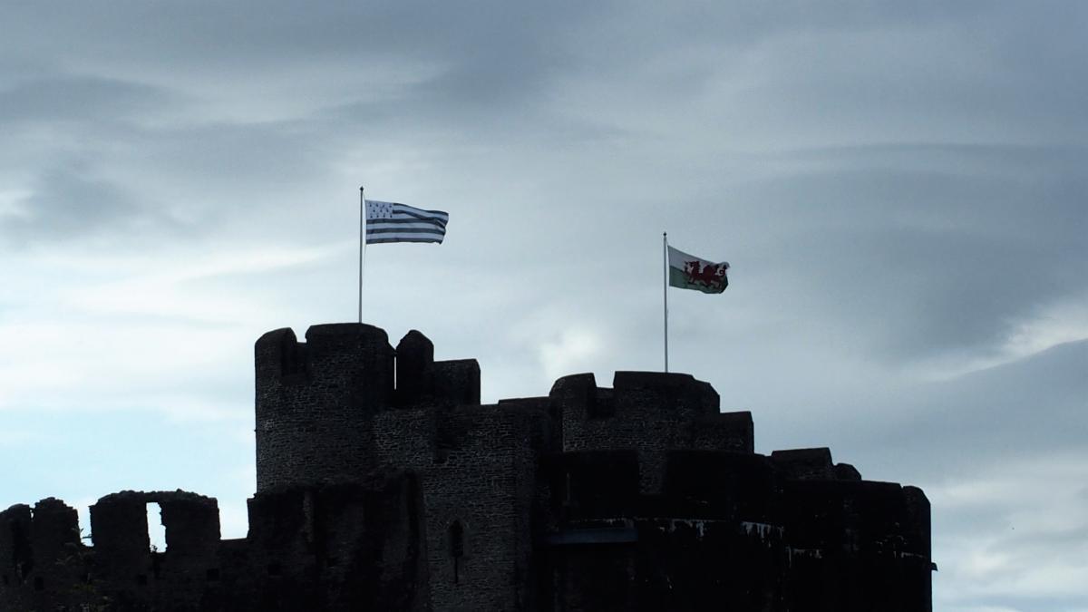 Le "gwenn-ha-du" flotte sur le château de Caerphilly en août 2018