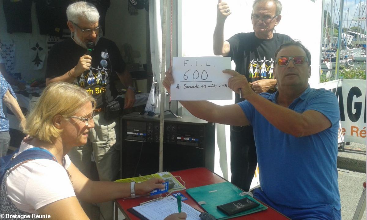 Collecte de signatures pour les 100 000 pour le droit d'option lors du Festival Interceltique de Lorient 2018