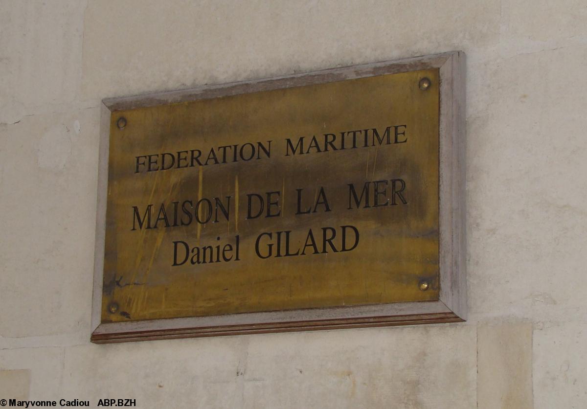 5-Plaque commémorative Daniel Gilard sur la façade.