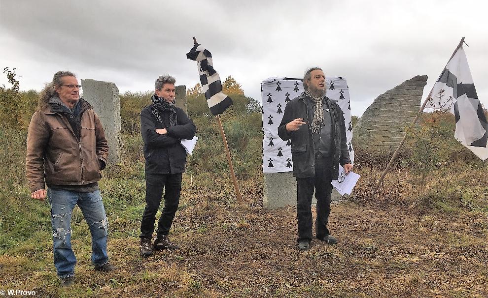 Marc Simon (sculpteur), Yann Luk Koad (lecteur du poème en breton), Jean Loup Le Cuff (Président de MAB)