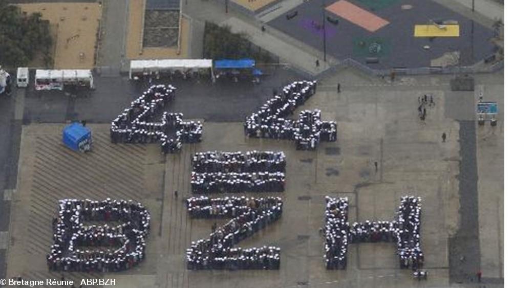 Fresque humaine, Nantes, le 27 février 2010, il y a presque 9 ans... Alors que la tempête Xanthia creusait sa dépression.