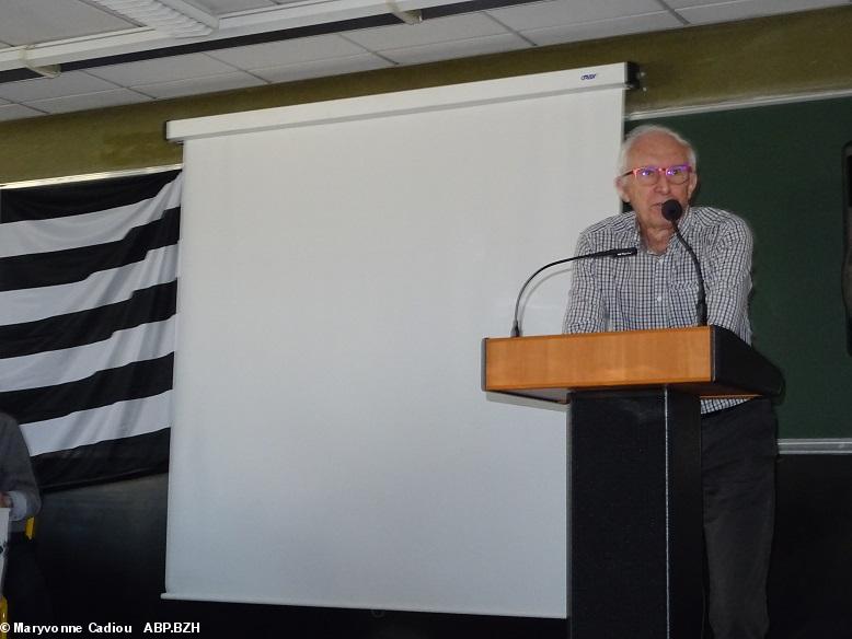 Assemblée générale 2019 de l'ICB : Roland ar Mogn présente son projet sur les ajoncs (plante emblématique de Bretagne) Assemblée générale 2019 de l'ICB : Roland ar Mogn présente son projet sur les ajoncs (plante emblématique de Bretagne)