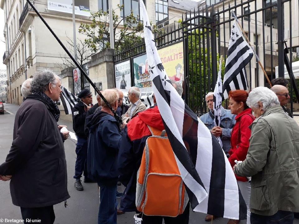 Les militants de Bretagne Réunie, devant le CD 44, ce 16/05/19 matin