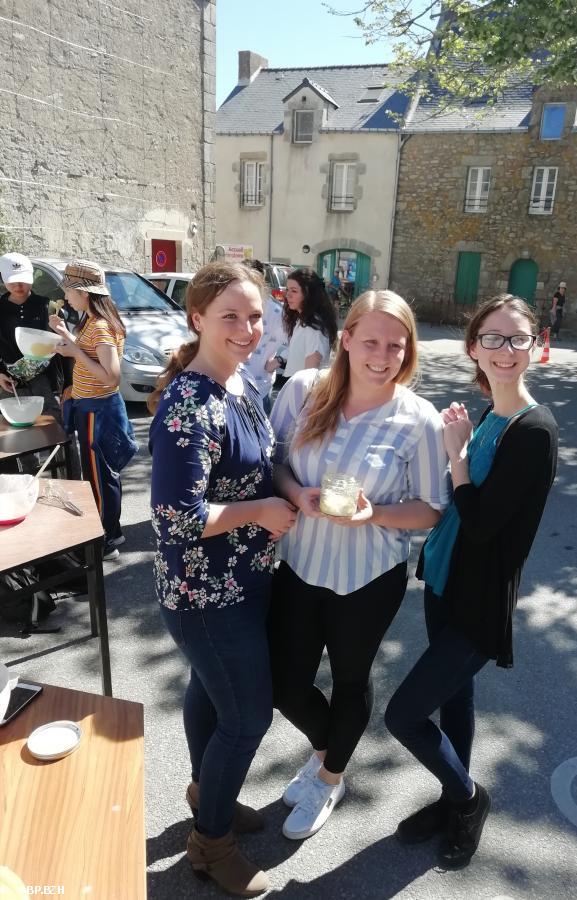 Comme de vraies Bretonnes nos étudiantes américaines présentent fièrement leur ouvrage