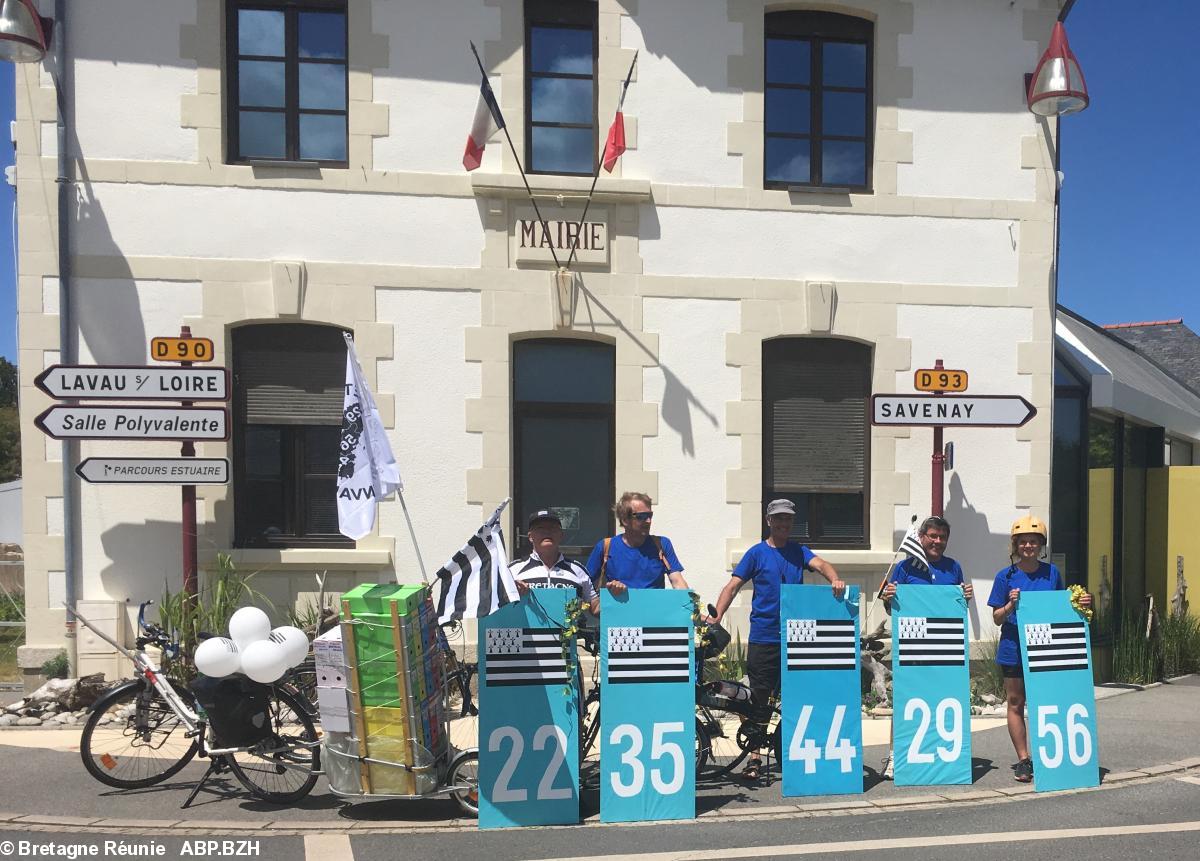 Devant la Mairie de Bouée