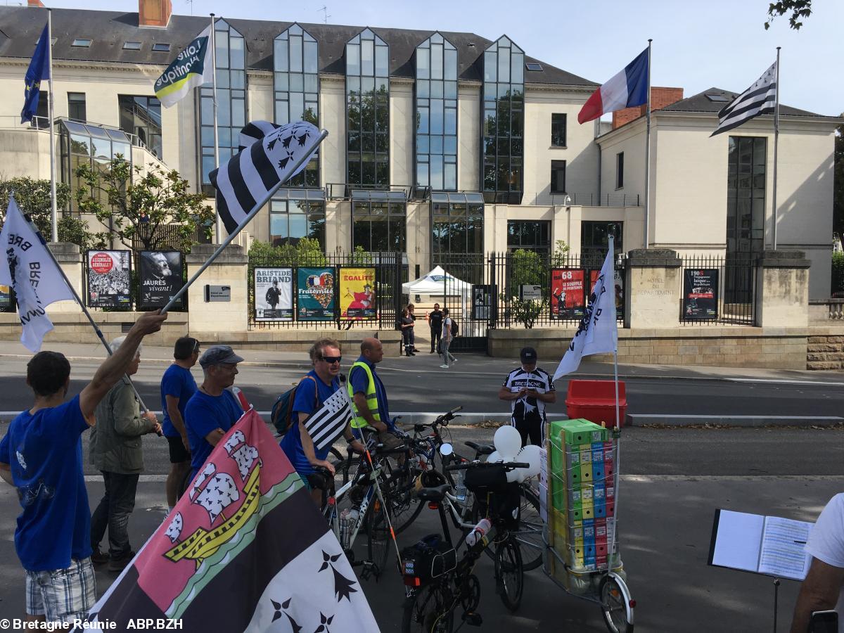 Bretagne Réunie : Les 105 000 signatures, de Saint Nazaire à Paris #1