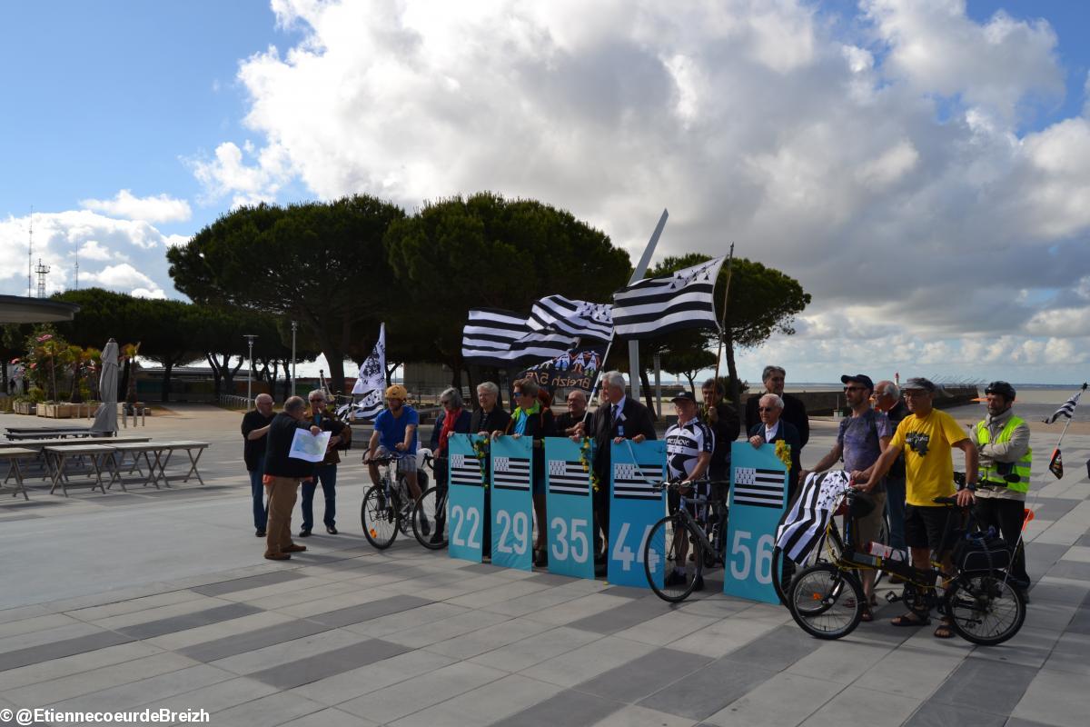Les cyclistes de Bretagne Réunie à mi-parcours vers Paris