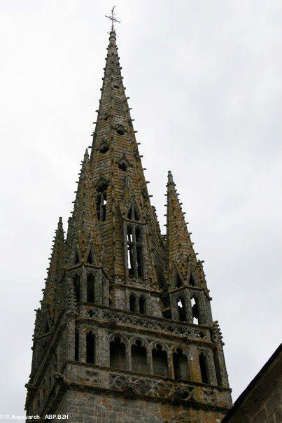 Pont-Croix : Le clocher de l'Église Notre-Dame-de-Roscudon.