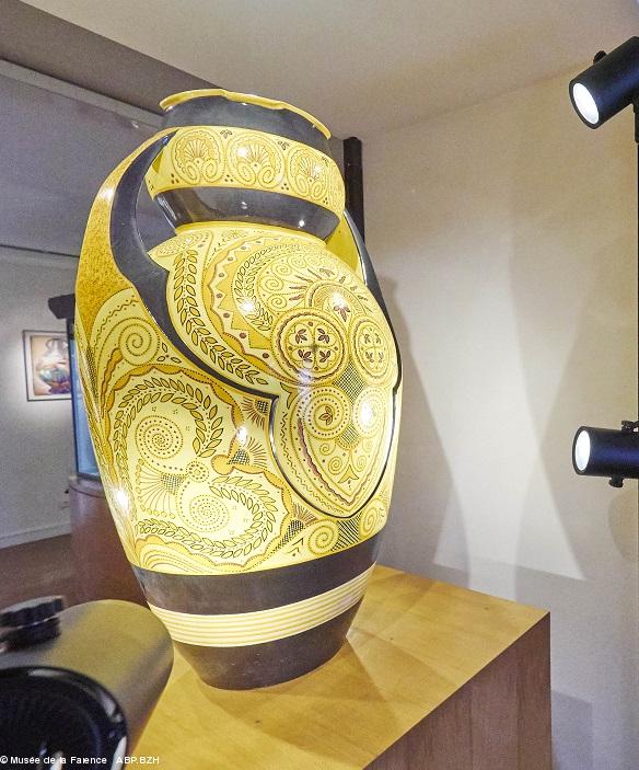 Une pièce de faïence remarquable dans l'exposition.