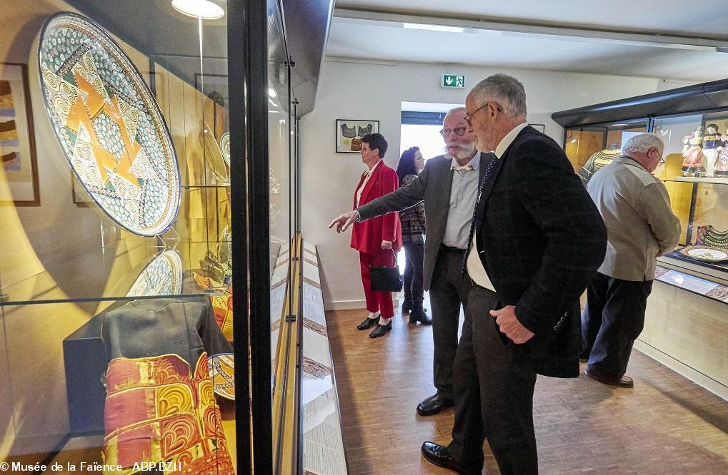 Monsieur Bernard Verlingue, créateur et conservateur du musée de la faïence à Kemper, fait visiter le 15 avril lors de l'"émaillage" de l'exposition.