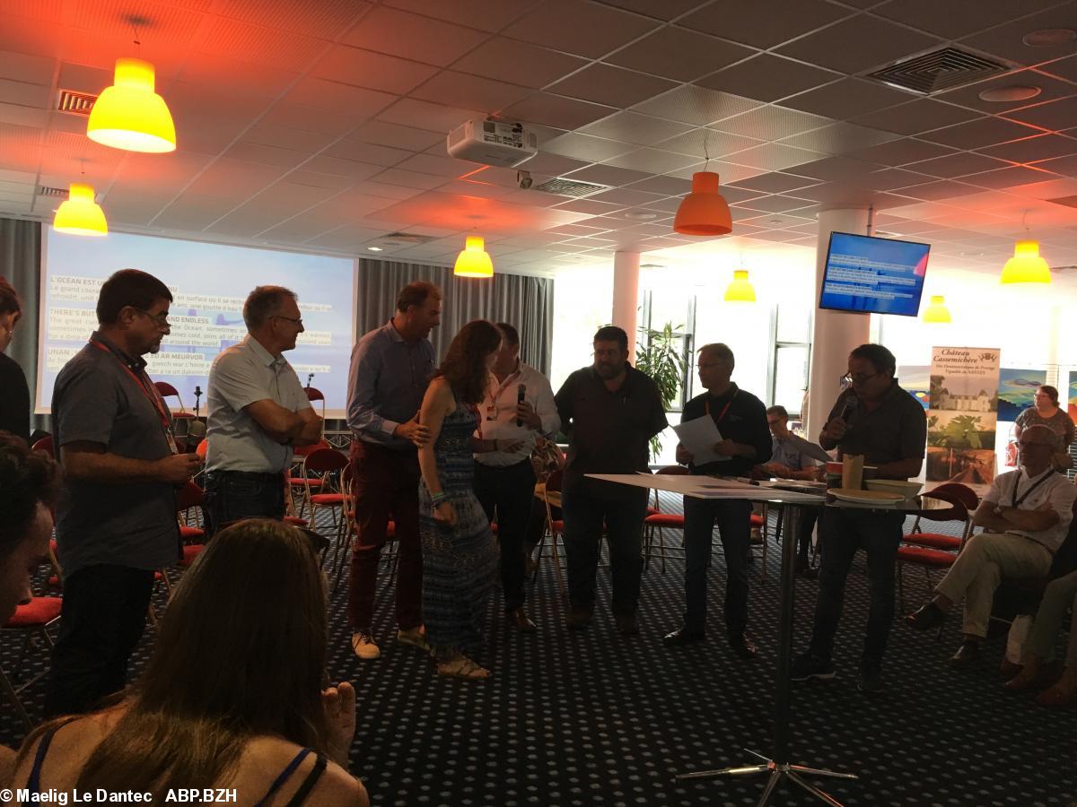 Lecture de la charte par les intervenants