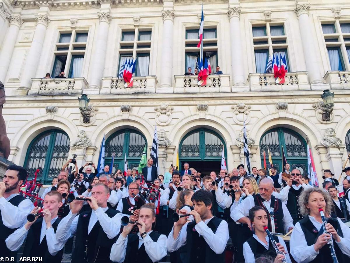 Devant l'Hôtel de Ville