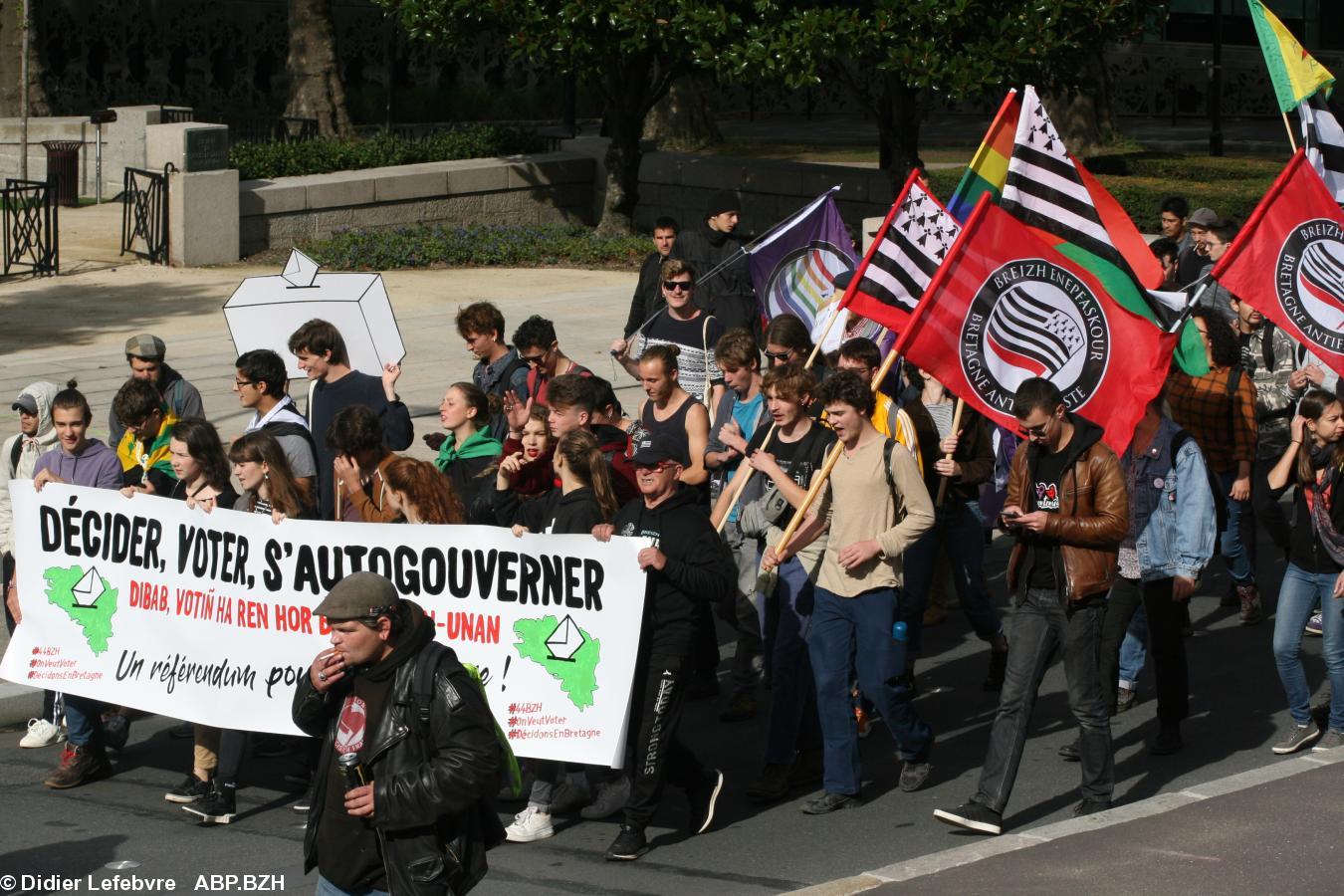 28 septembre 2019. Manifestation organisée par la coordination démocratique de Bretagne et 44=Breizh : au début, des jeunes en tête de cortège