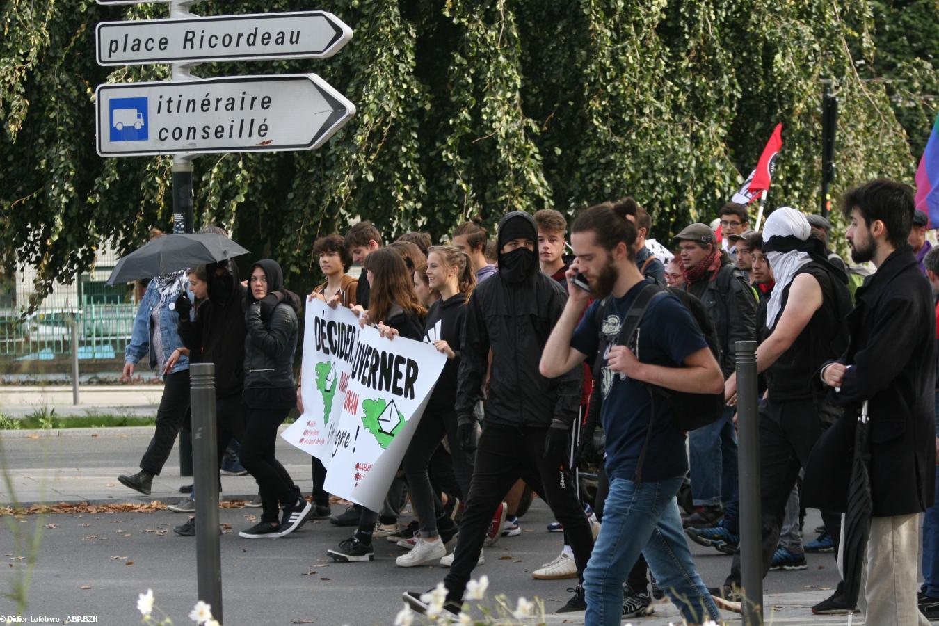 manif de la Coordination démocratique bretonne et de 44=BZH du 28/09/19. Des cagoules noires entrent progressivement dans la tête du cortège manif de la Coordination démocratique bretonne et de 44=BZH du 28/09/19. Des cagoules noires entrent progressivement dans la tête du cortège