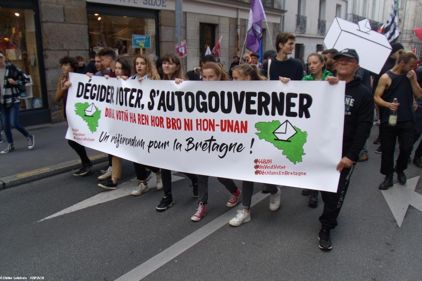 manif de la Coordination démocratique bretonne et de 44=BZH du 28/09/19. En début de manif, les jeunes sont en tête de cortège manif de la Coordination démocratique bretonne et de 44=BZH du 28/09/19. En début de manif, les jeunes sont en tête de cortège