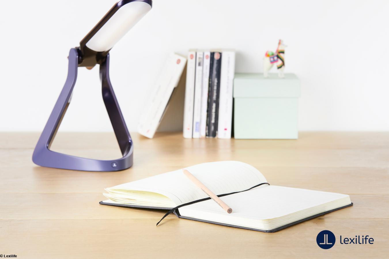 La lampe Lexilight, 1ère lampe pour les dyslexique,s créée par Lexilife, start-up 100% française. La lampe est produite à Saint-Malo.