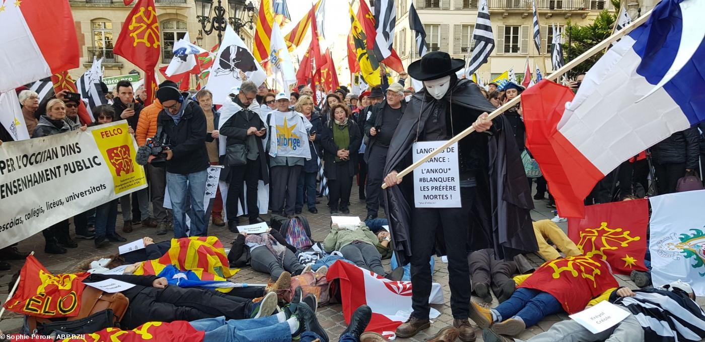 L' Ankoù devant le Ministère de l'éducation nationale