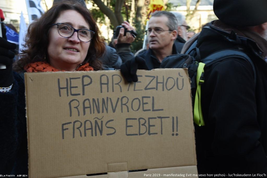 Pariz, yezhoù rannvroel, 2019 , manifestadeg, skritellig "Hep ar yezhoù, rannvroel Frañs ebet" Pariz, yezhoù rannvroel, 2019 , manifestadeg, skritellig "Hep ar yezhoù, rannvroel Frañs ebet"