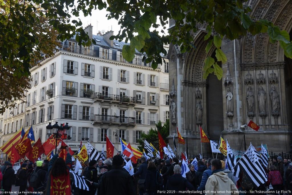 Pariz, yezhoù rannvroel, 2019 , manifestadeg, vue générale en matinée devant la basilique sainte Clotilde Pariz, yezhoù rannvroel, 2019 , manifestadeg, vue générale en matinée devant la basilique sainte Clotilde