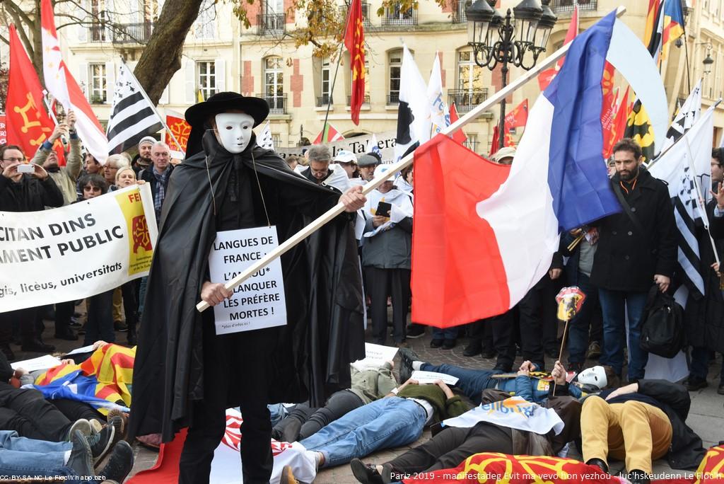 Pariz, yezhoù rannvroel, 2019 , manifestadeg, L'Ankoù (personnage traditionnel du légendaire breton) fauchant symboliquement les locuteurs des langues régionales, pour dénoncer le sort fait à nos langues. Pariz, yezhoù rannvroel, 2019 , manifestadeg, L'Ankoù (personnage traditionnel du légendaire breton) fauchant symboliquement les locuteurs des langues régionales, pour dénoncer le sort fait à nos langues.