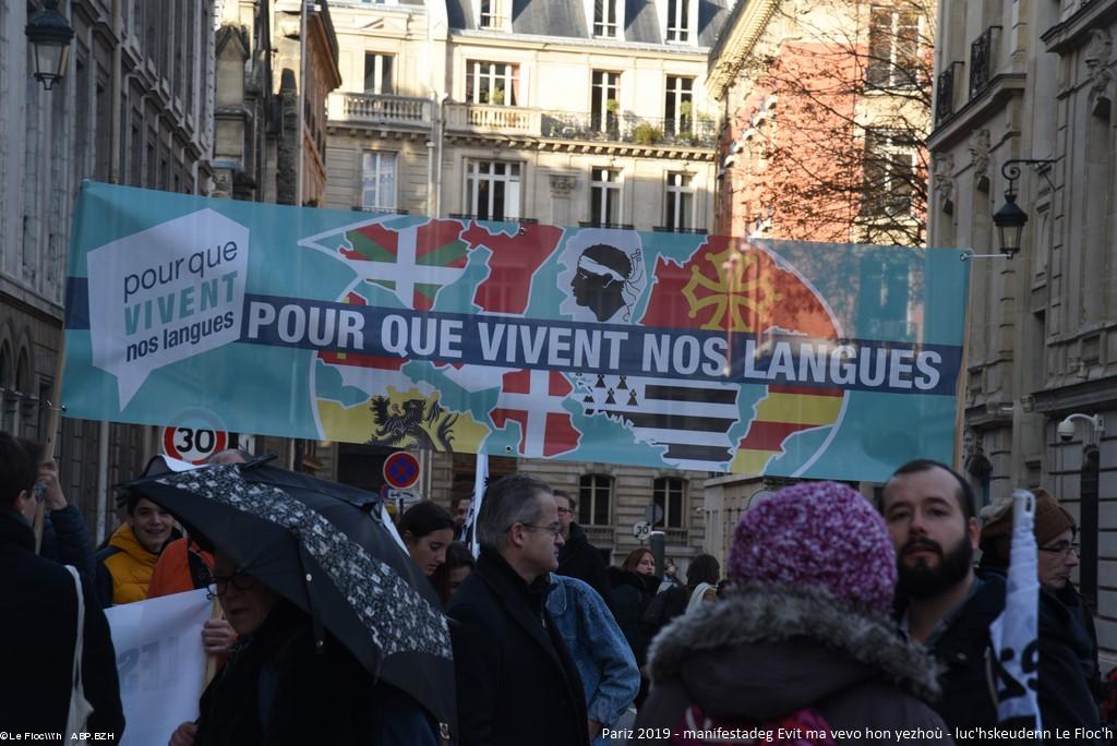 Pariz, yezhoù rannvroel, 2019 , manifestadeg, giton : pour que vivent nos langues (titre du texte appelant à manifester). E brezhoneg: evit ma vevo hon yezhoù Pariz, yezhoù rannvroel, 2019 , manifestadeg, giton : pour que vivent nos langues (titre du texte appelant à manifester). E brezhoneg: evit ma vevo hon yezhoù