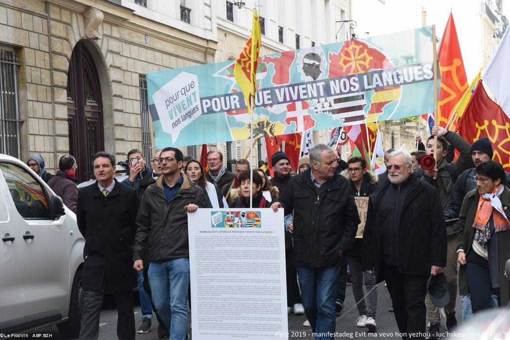 Pariz,  yezhoù rannvroel, 2019 , manifestadeg,en fin de matinée, défilé en direction du Ministère de l'Education Nationale. Dibunadeg.