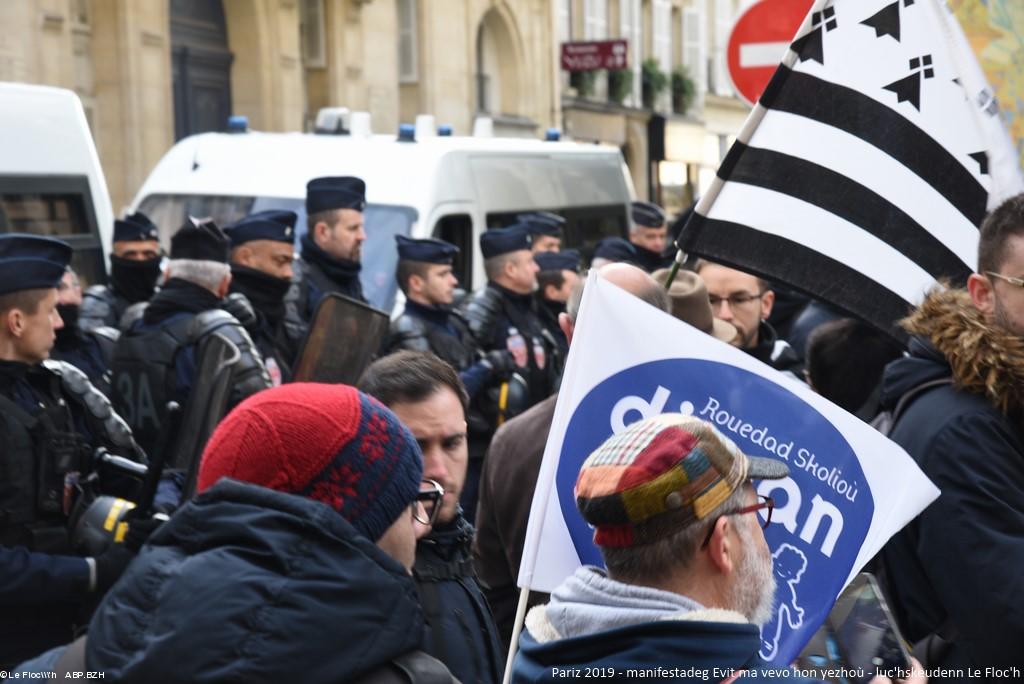 Pariz, yezhoù rannvroel, 2019 , manifestadeg, Gwenn-ha-Du, Diwan, archerien. Feulster ebet. Ur gentel a zemokratelezh. Pariz, yezhoù rannvroel, 2019 , manifestadeg, Gwenn-ha-Du, Diwan, archerien. Feulster ebet. Ur gentel a zemokratelezh.