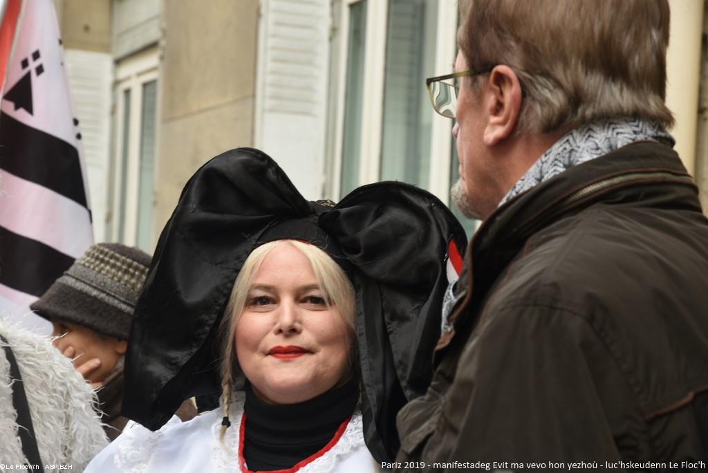 Pariz, yezhoù rannvroel, 2019 , manifestadeg, deuet int bet deus pep lec'h ,amañ ur vaouez elzasat gwisket e giz hengounel Pariz, yezhoù rannvroel, 2019 , manifestadeg, deuet int bet deus pep lec'h ,amañ ur vaouez elzasat gwisket e giz hengounel